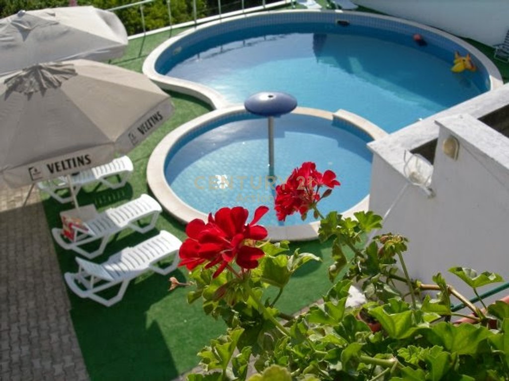 🏨 Shitet Hotel në Golem
