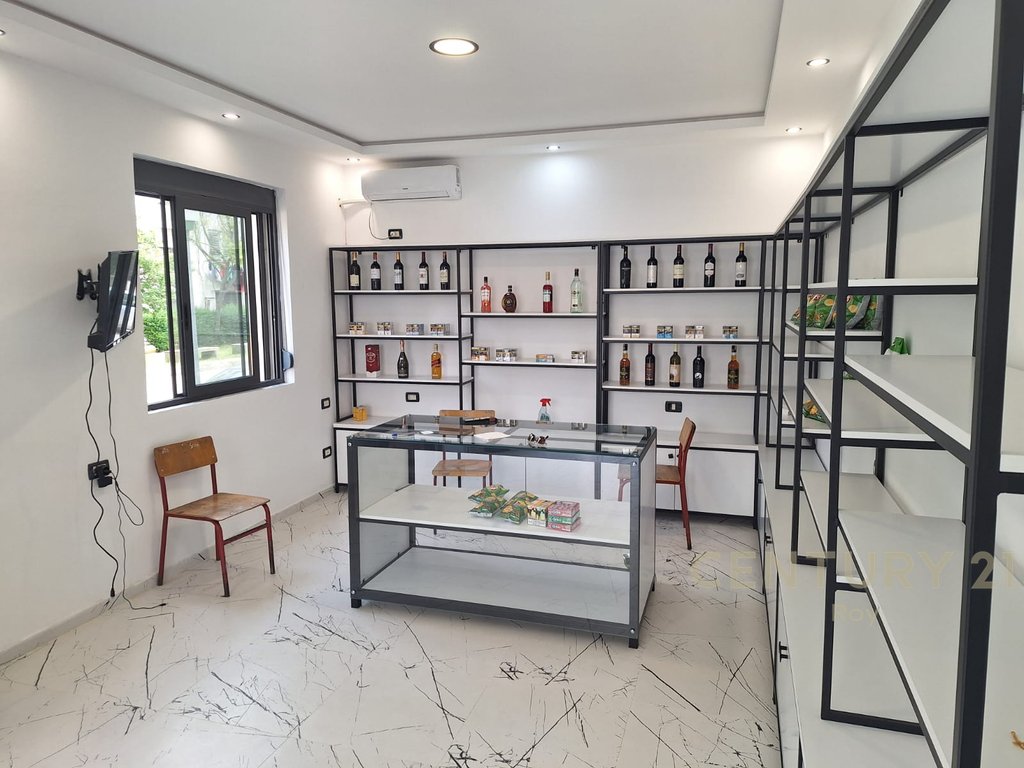 Dyqan Kat 1 për Qira në Lagja nr.16, ne mes Shkolles  Teknologjike dhe te Fiskultures Durrës - 350€ | 30 m²
