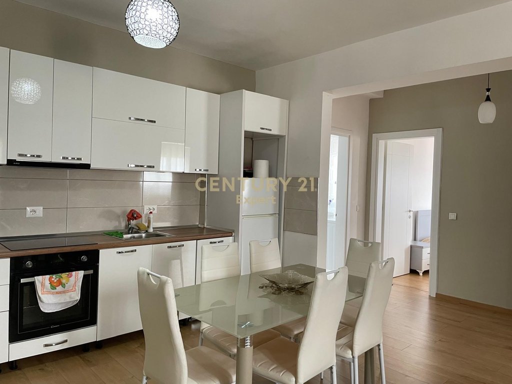JAPIM ME QIRA APARTAMENT 2+1 TEK RRUGA DRITAN HOXHA AFER ZOGUT TE ZI!