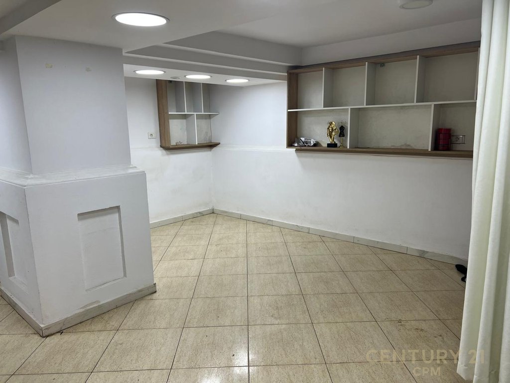 Ambjent biznesi per qira në zemër të Ish-Blloku, pranë pallateve Agimi