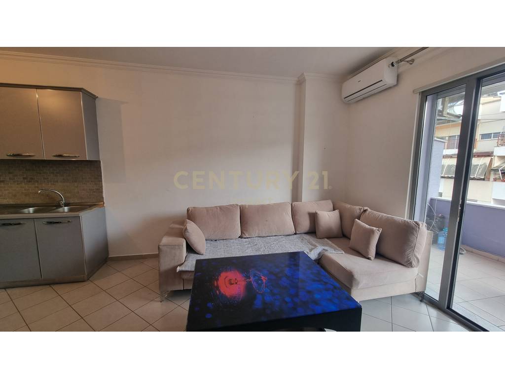 Apartament 1+1 me verandë , Me Qira në Yzberish, pranë Grand, Tiranë - 400€!