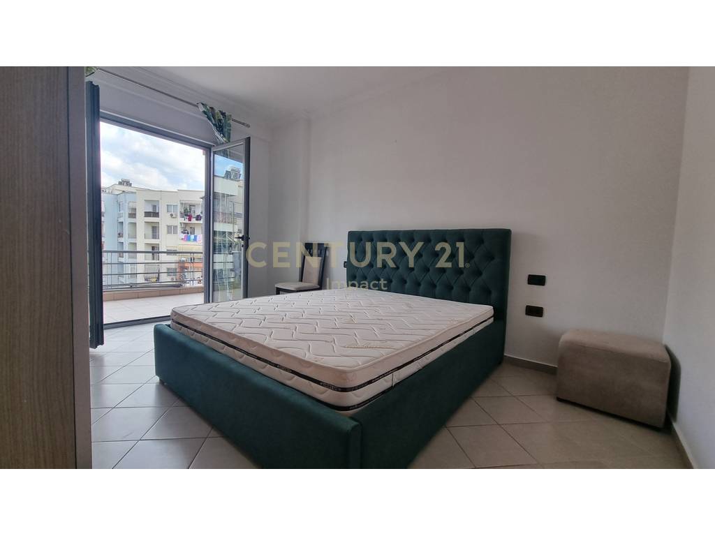 Apartament 1+1 me verandë , Me Qira në Yzberish, pranë Grand, Tiranë - 400€!