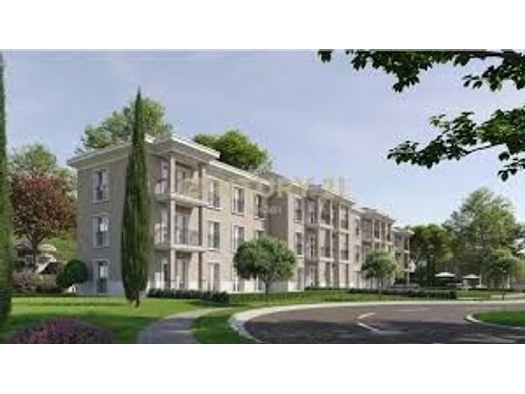 Shitet apartament 2+1+2 me oborr tek Rolling Hills Liqeni!