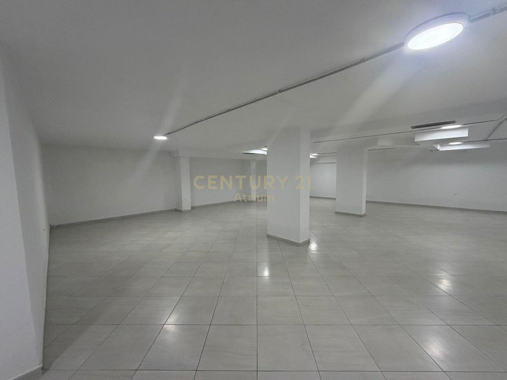 Jepet ambient komercial me qira në Bllok – Lokacion premium!