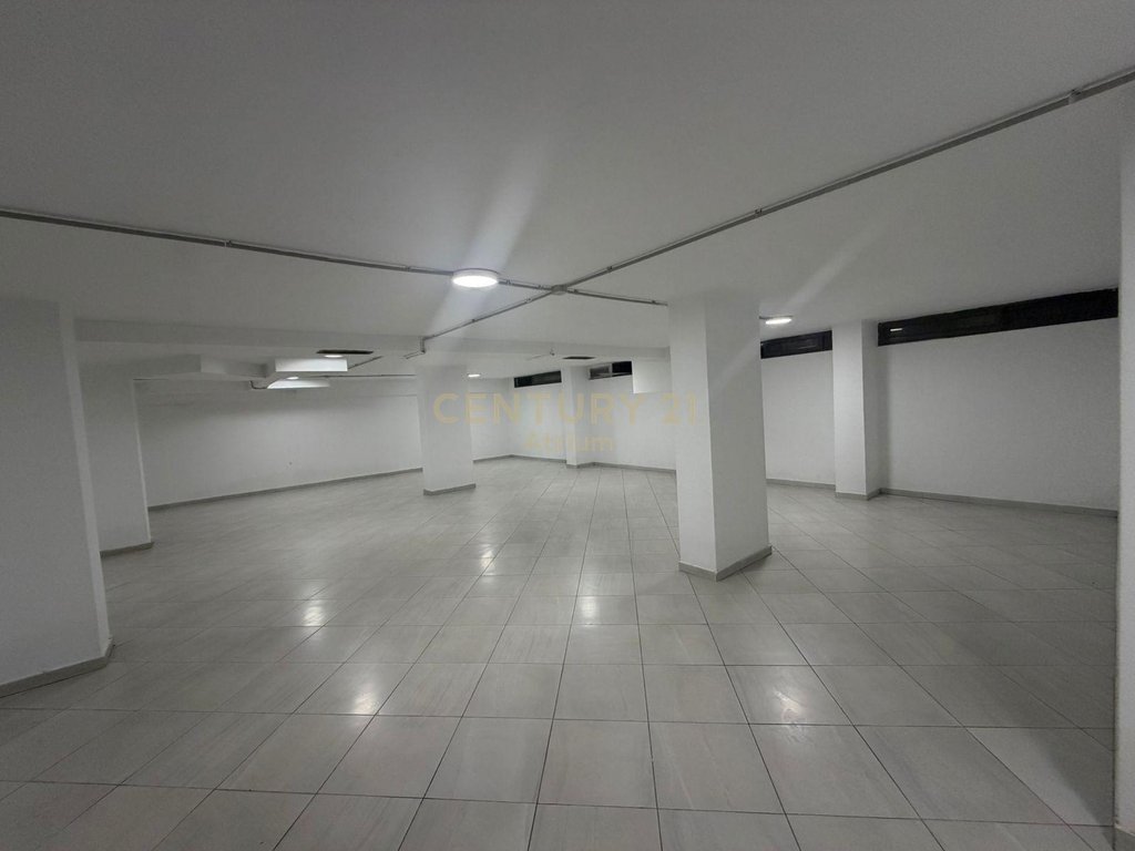 Jepet ambient komercial me qira në Bllok – Lokacion premium!