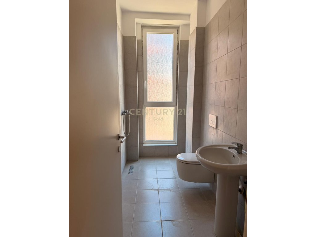 Apartament 2+1+2 + ballkon Me Qira tek Bulevardi i Ri, Tiranë - 50,000 Leke | 120 m²