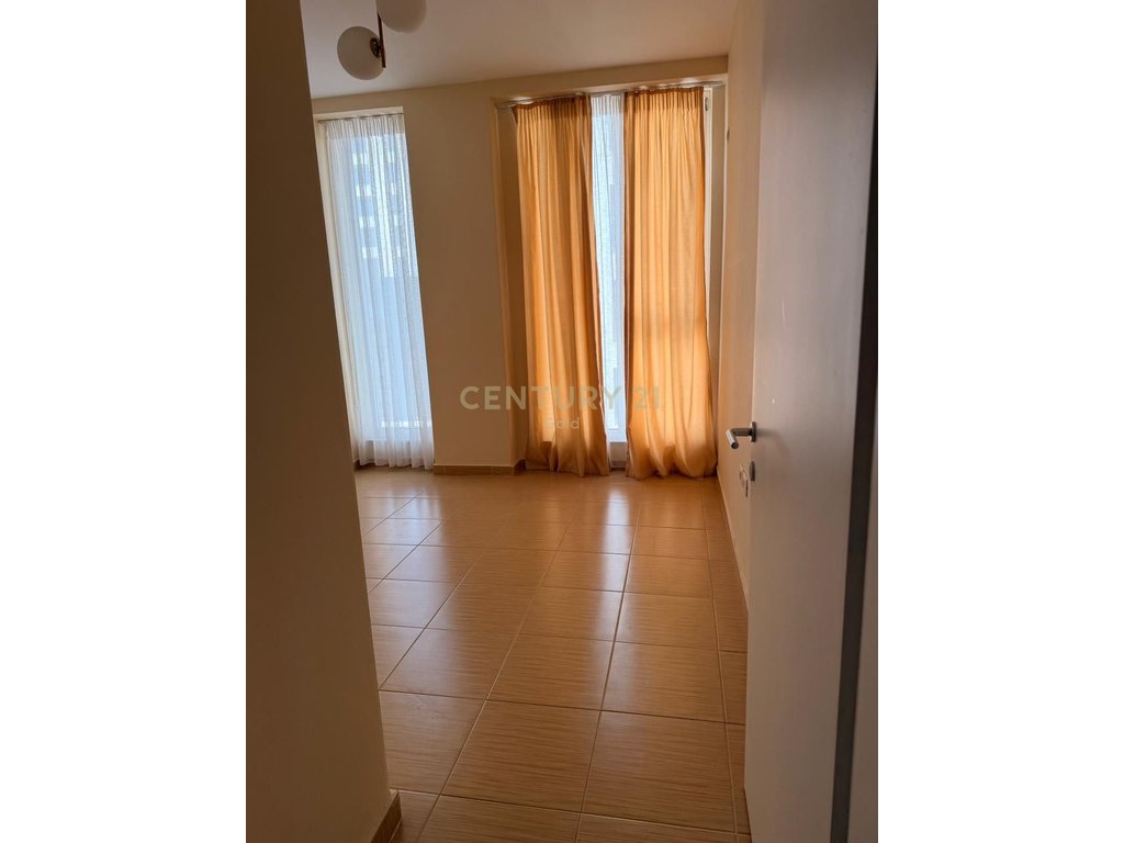 Apartament 2+1+2 + ballkon Me Qira tek Bulevardi i Ri, Tiranë - 50,000 Leke | 120 m²