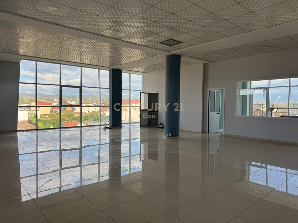 Hapësirë multifunksionale me qira në Shijak, Durres !