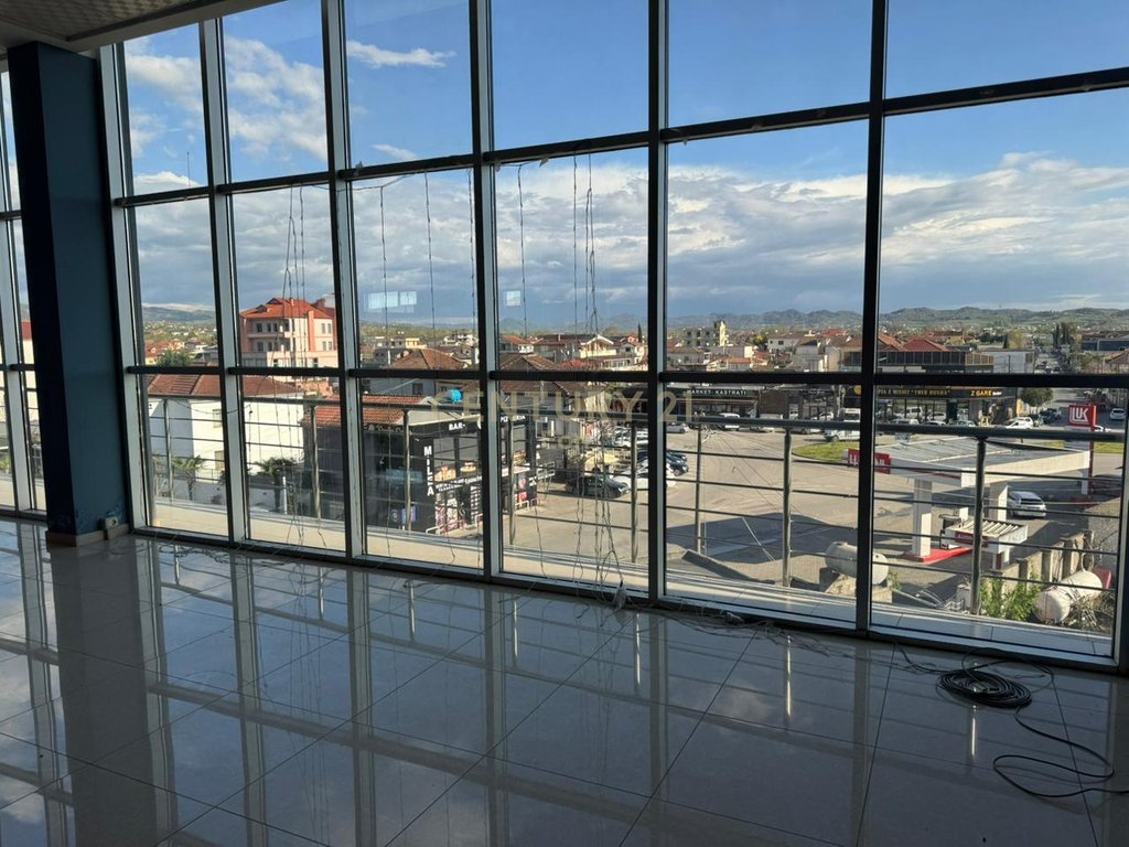 Hapësirë multifunksionale me qira në Shijak, Durres !