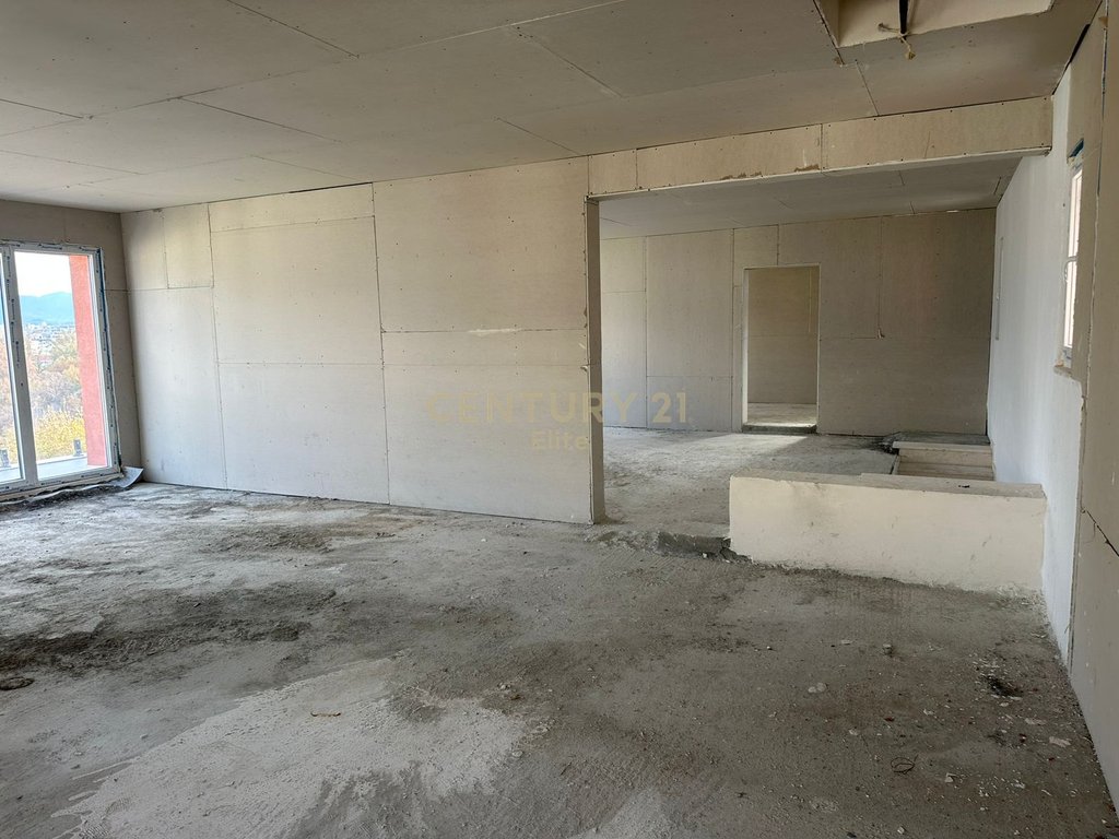 Godinë multifunksionale në shitje – Kodra e Diellit, Tiranë