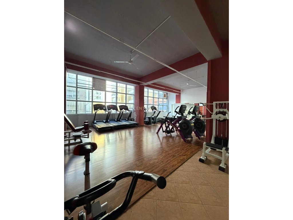 Ambjent komercial për shitje – Kat i dytë, 685 m², te kryqezimi Rinia