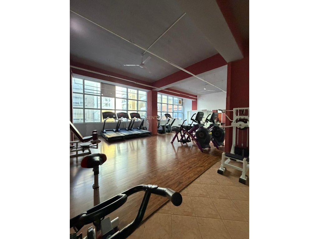 Ambjent komercial për shitje – Kat i dytë, 685 m², te kryqezimi Rinia