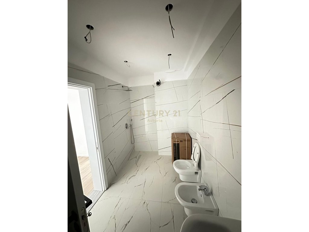 Jepet me qera apartament 1+1 tek Kompleksi “Splash Color”, Paskuqan,me administrim të paguar për tre vjet!