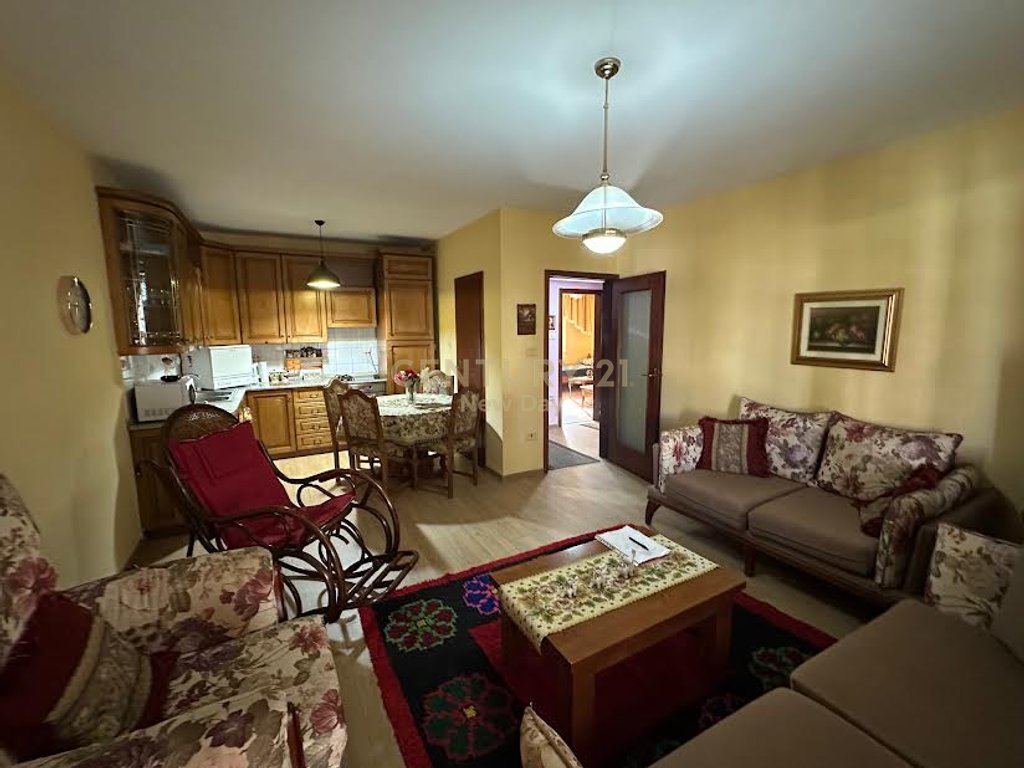Apartament  + garazhd me qira prane Shkolles 11 Janari.
