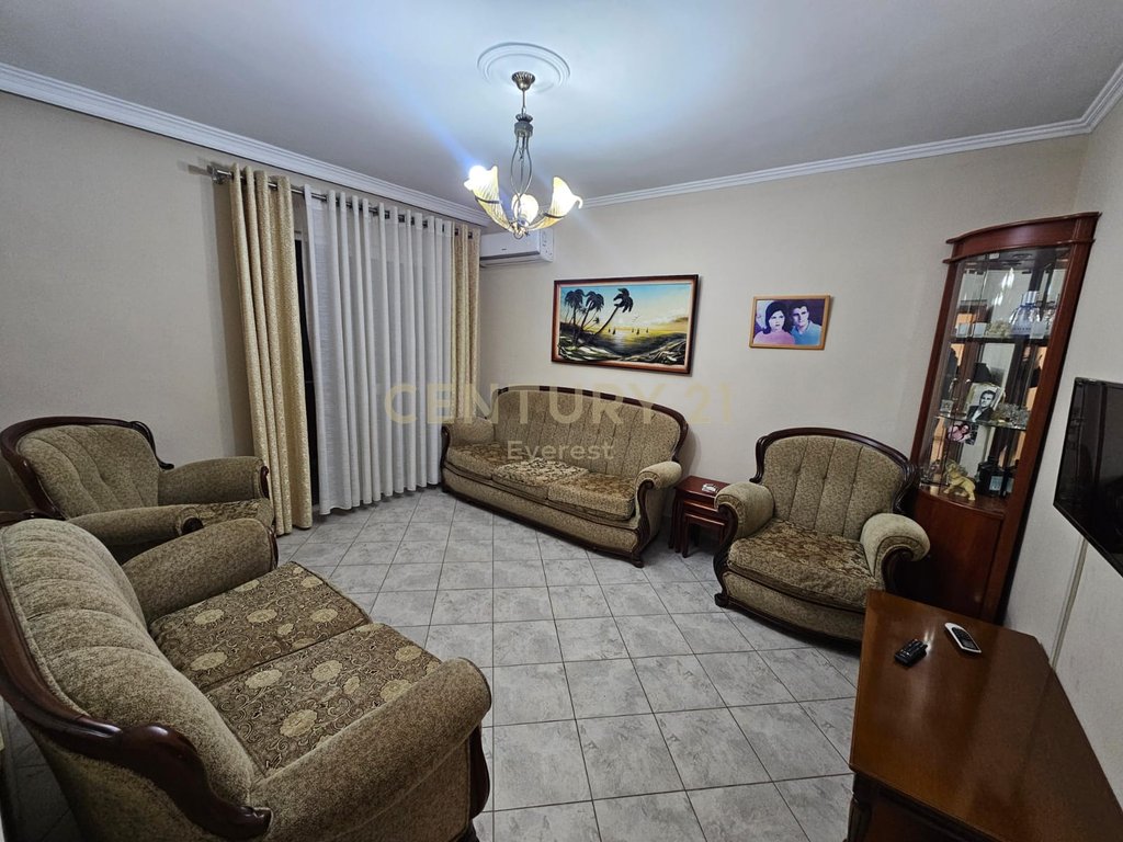 MIHAL GRAMENO, SHESIM APARTAMENT 2+1+2 ME KUZHINE TE VECUAR