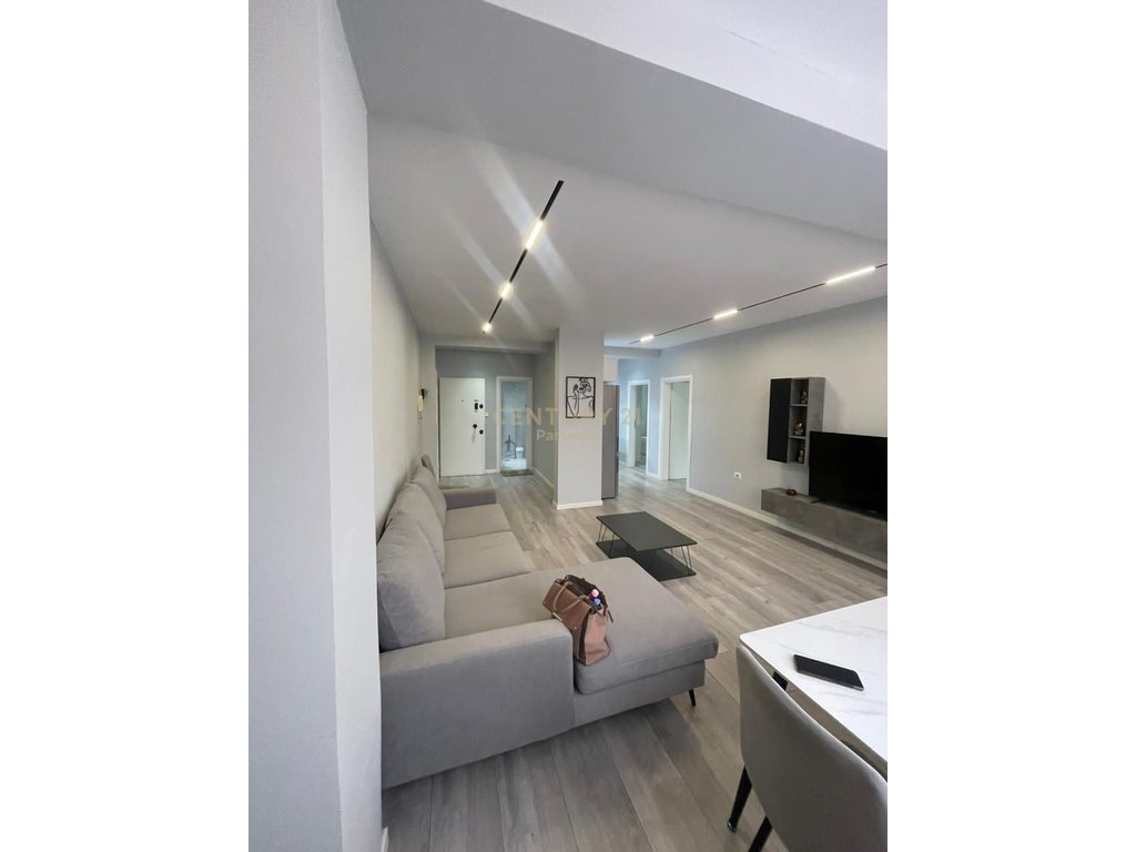 SHITET APARTAMENTI 2+1 21 DHJETORI TIRANË