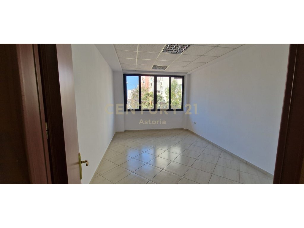 Jepet me qira ambient komercial ne rrugen Dritan Hoxha