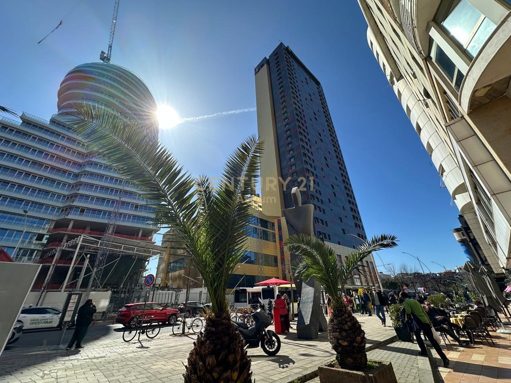 SHITET APARTAMENT 2 + 1 + 2 NE QENDER !
