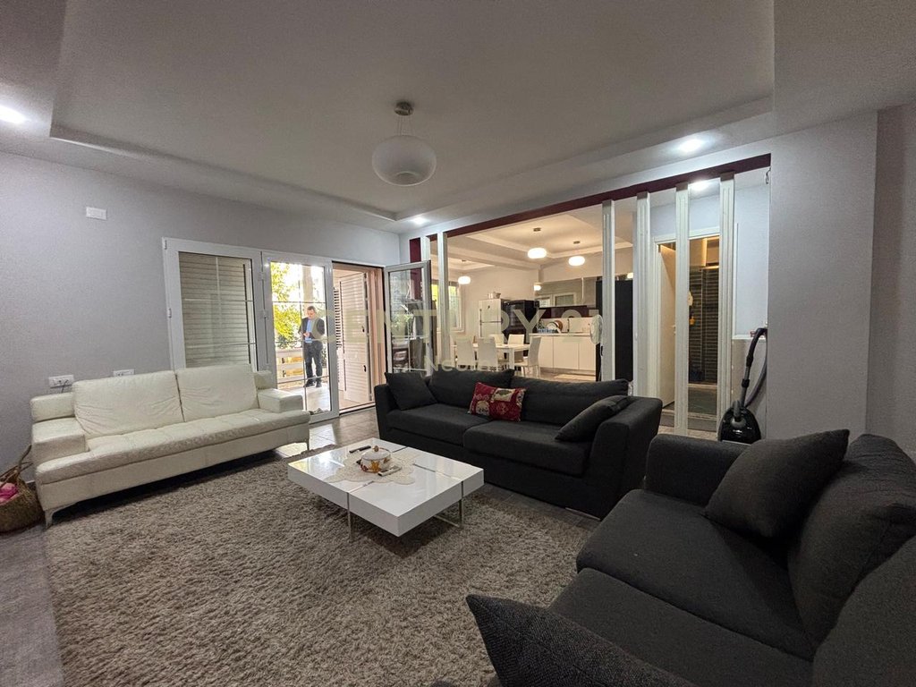 APARTAMENT 4+1 ME OBORR PER SHITJE TEK LURA 1 NE GJIRIN E LALZIT