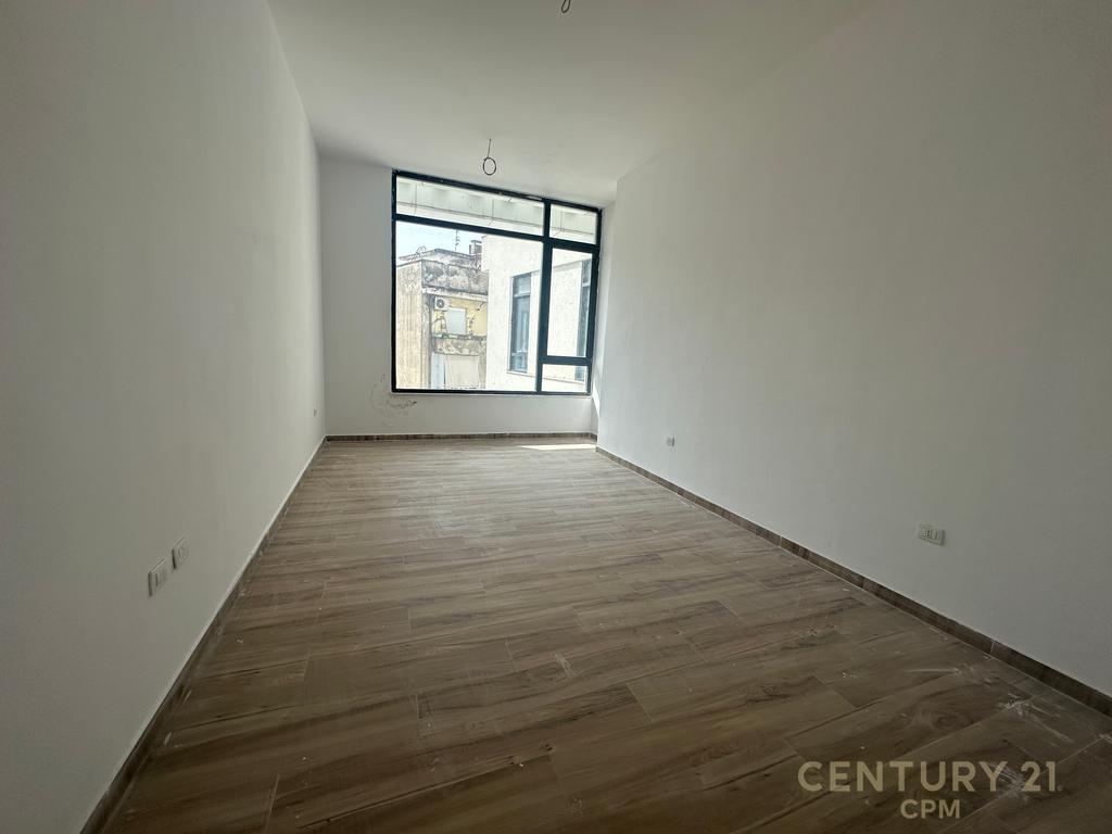 Zyrë me Qira tek Donika Center – Ambient Profesional
