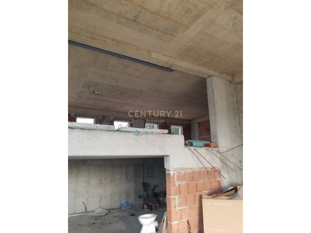 AMBIENT KOMERCIAL ME QIRA, VENDOSUR NE SHKOZE!