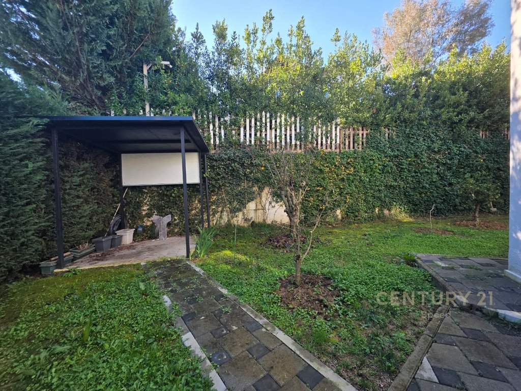 Ofrojmë vilë me oborr për qira në një ndër komplekset më të mira në periferi të Tiranës!