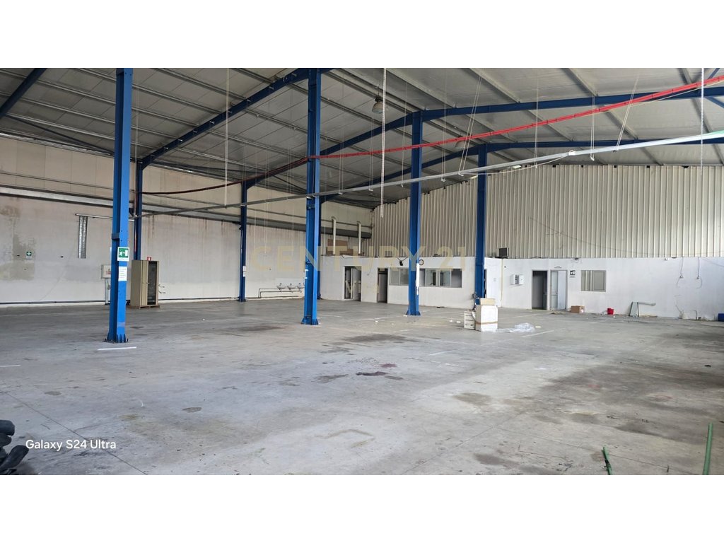 Magazinë  me Qira në Autostradën Durrës-Tiranë  300m2