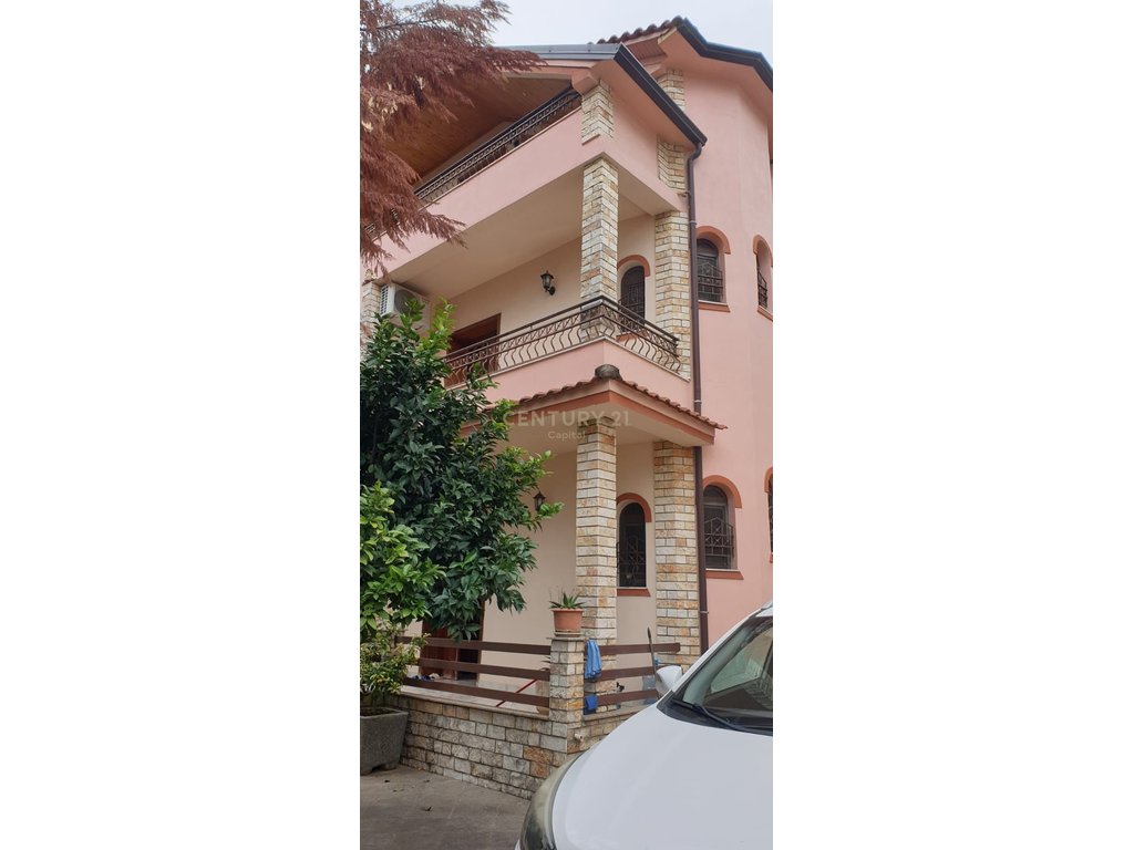 Shesim vilë 3 katëshe me oborr pranë Hipotekës!