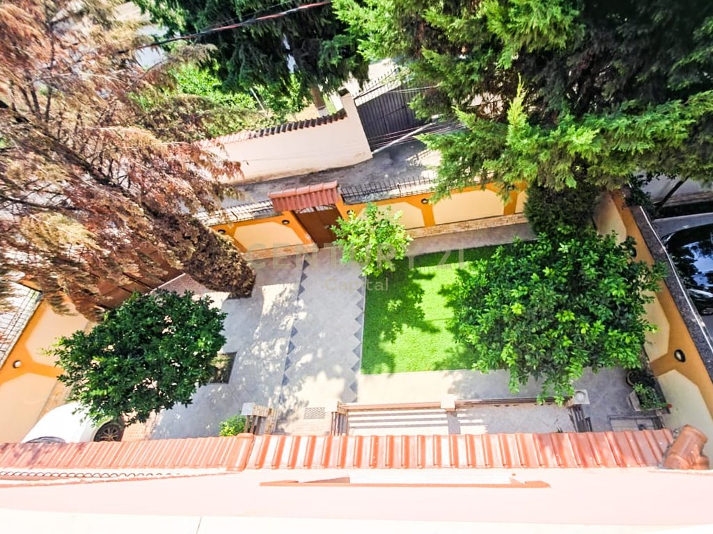 Shesim vilë 3 katëshe me oborr pranë Hipotekës!