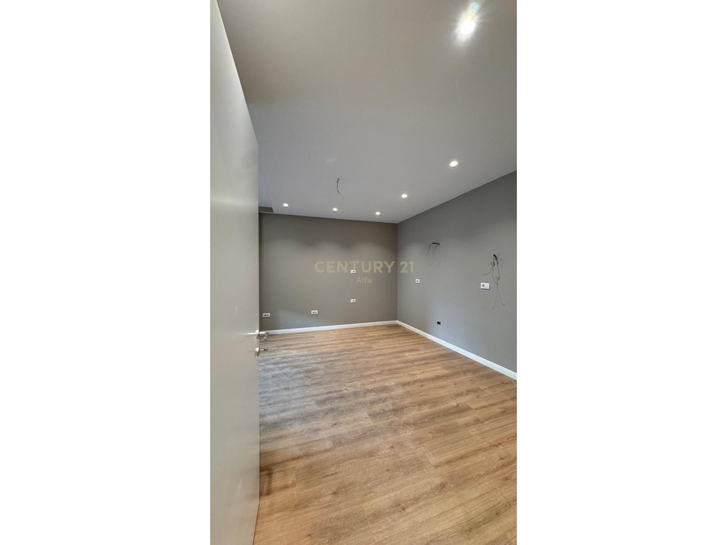 Jepet me qira apartament 1+1+ 1 post parkimi ne Kompleksin Xheluks, Rruga e Elbasanit!