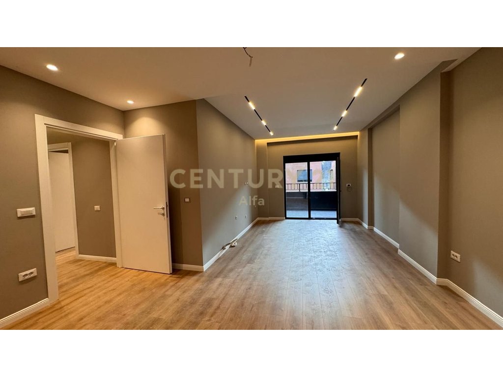 Shitet apartament 1+1 ne Kompleksin Xheluks, Rruga e Elbasanit!