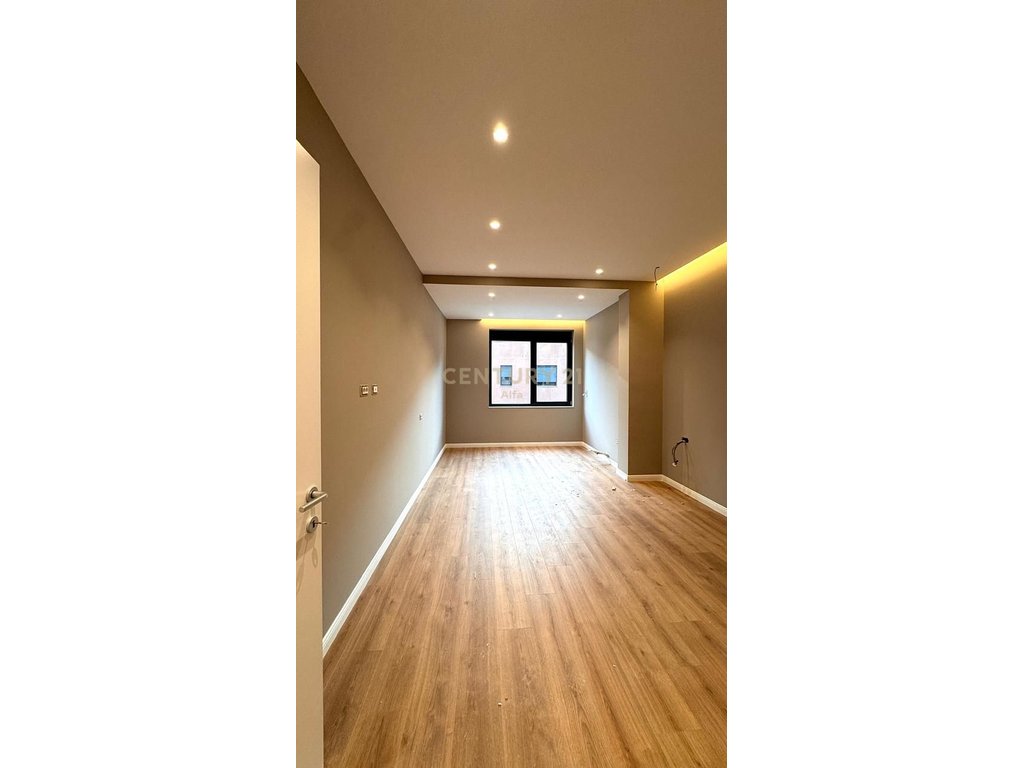 Shitet apartament 1+1 ne Kompleksin Xheluks, Rruga e Elbasanit!