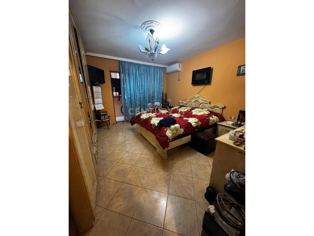 OFROJME PER SHITJE APARTAMENT 3+1+2 PRANE SPITALIT USHTARAK !