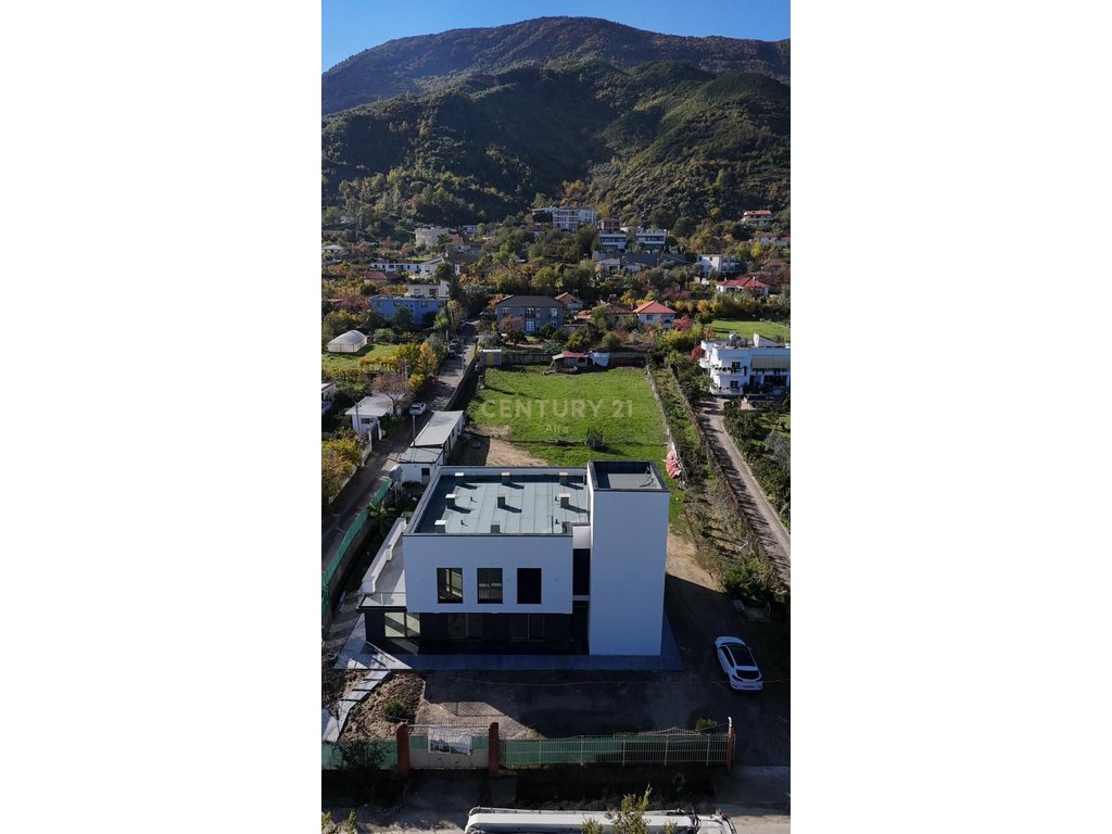 Jepet me qira njësi shërbimi + tokë në Berzhitë, buze rrugës kryesore Tiranë–Elbasan (km 15) prane Palma Noves!