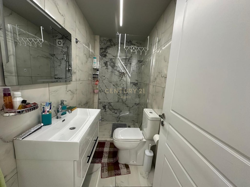 Jepet me qira shtëpi private 1+1 kati0 shume prane Rruges Bardhyl