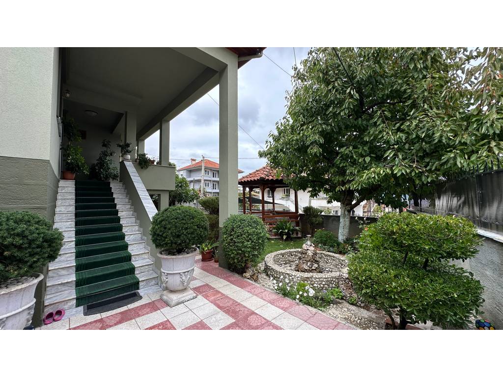 VILË 2-KATËSHE PËR SHITJE NË POGRADEC – LAGJIA 5, RRUGA “RILINDJA”