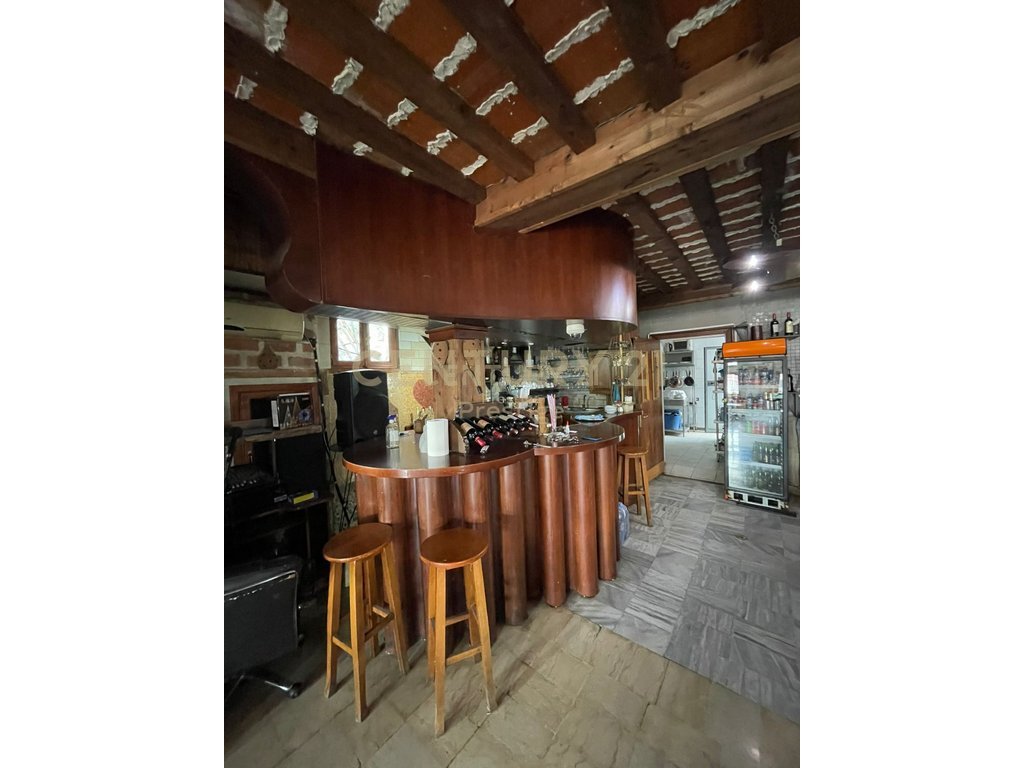 BAR-RESTORANT ME QIRA, VENDOSUR TEK RRETH-RROTULLIMI I SHKOZES!