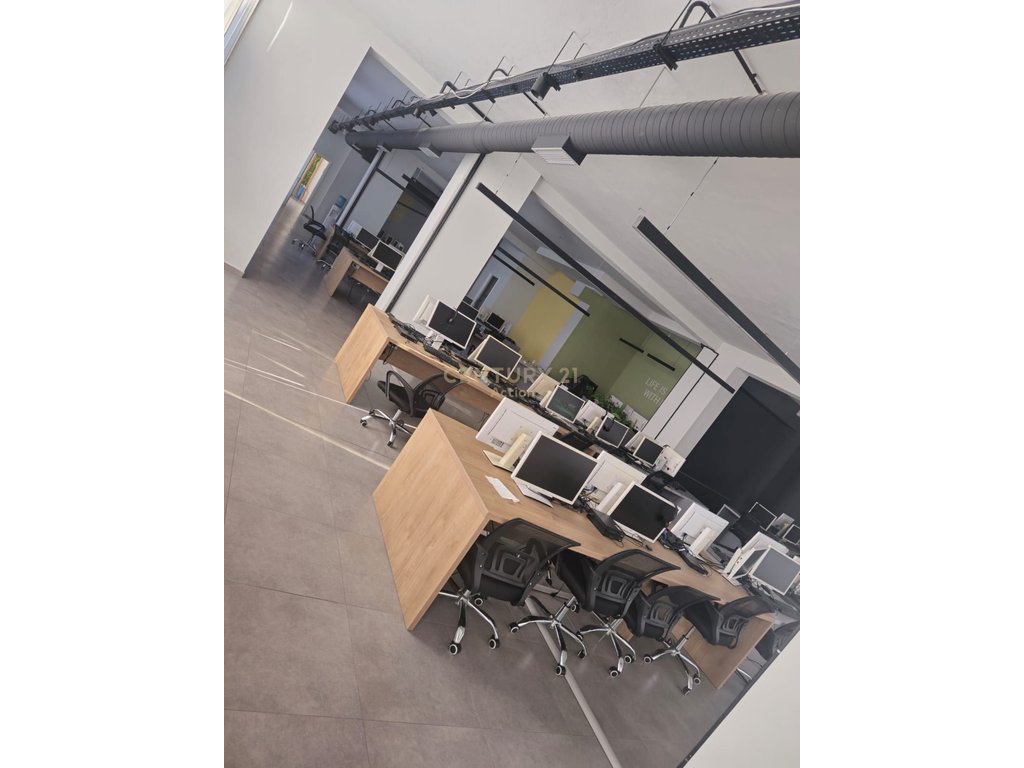 Zyrë për qira në Astir 750 m²!