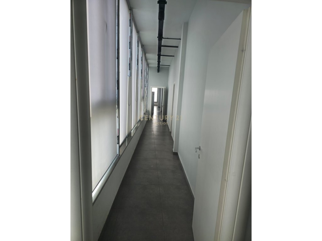 Zyrë për qira në Astir 750 m²!