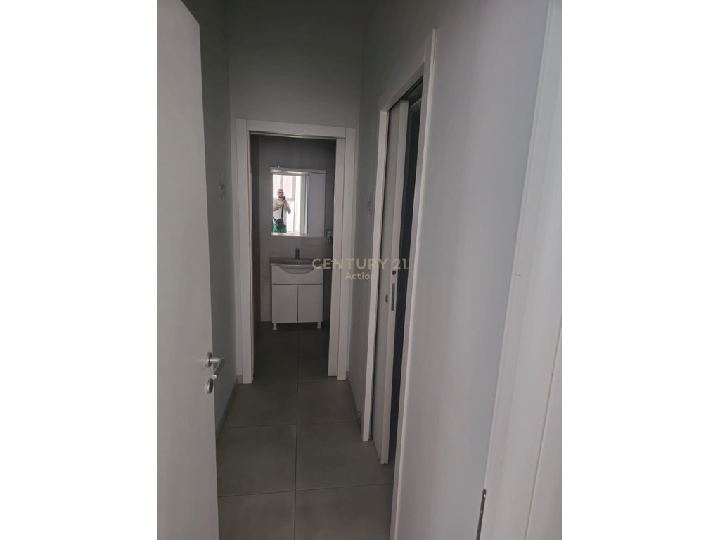 Zyrë për qira në Astir 750 m²!