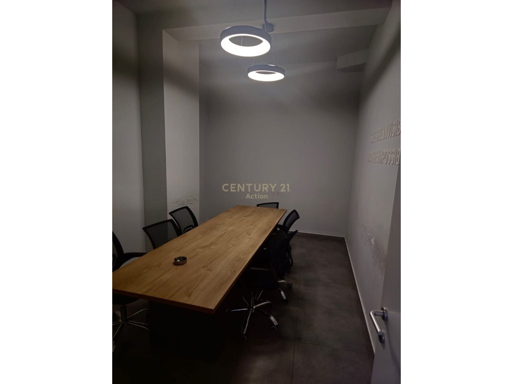 Zyrë për qira në Astir 750 m²!