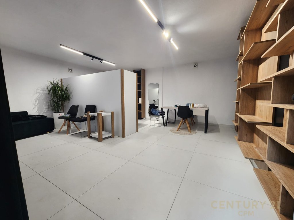 Dyqan per shitje ne Fresk tek shkolla 17 shkurti 100000€ | 48 m²