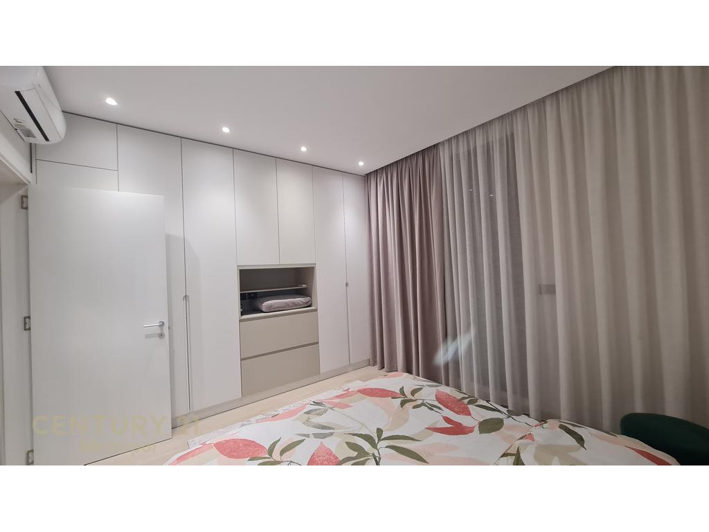 OFROJ PER QIRA APARTAMENT LUKSOZ 1+1 ME PARKIM, PRANE QENDRES TREGETARE TEG!