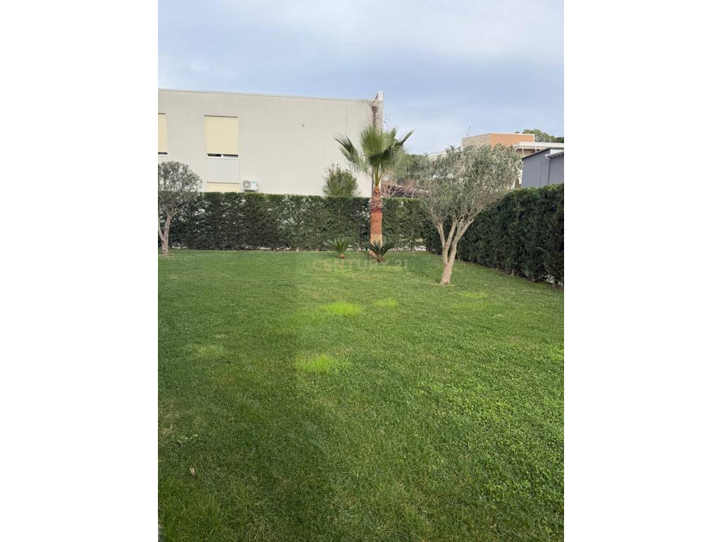 Apartament 2+1me Oborr 266 m2  për Shitje në Gjirin e Lalzit, Durrës !