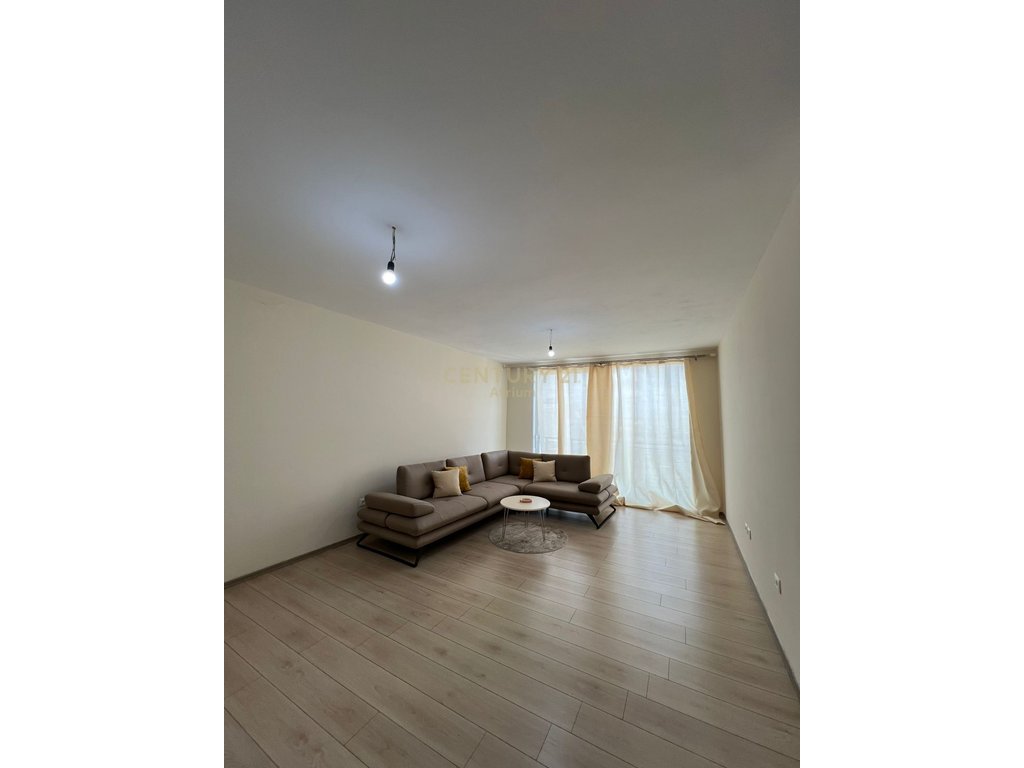 JEPET ME QIRA APARTAMENT PËR ZYRA OSE BANIM + POST PARKIMI, TEK KRYQËZIMI I FARMACISË 10!!