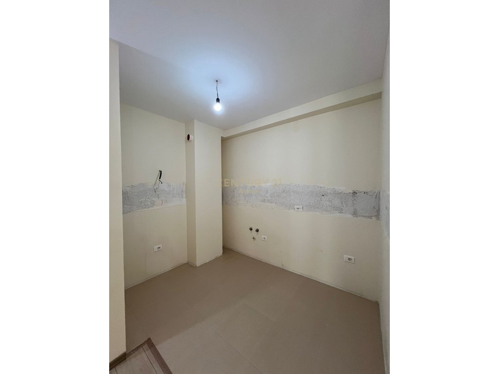 JEPET ME QIRA APARTAMENT PËR ZYRA OSE BANIM + POST PARKIMI, TEK KRYQËZIMI I FARMACISË 10!!