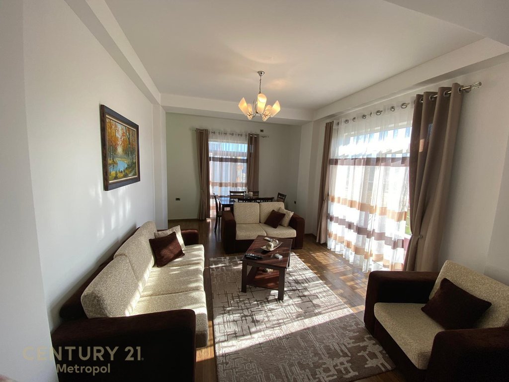 Shitet apartament 2+1+2+Parking, Liqeni i Thatë, pranë Hotel Radisson.