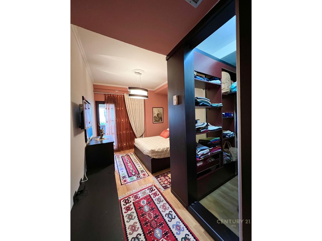 SHITET APARTAMENT ME VERANDE TEK GARDA E REPUBLIKES