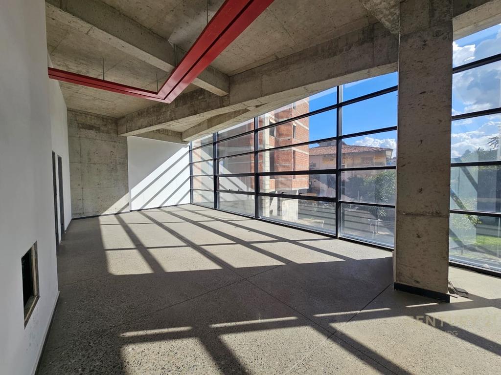 Godinë 10-Katëshe për Qira në Rrugën e Kavajës – 4 500 m² Ndërtim