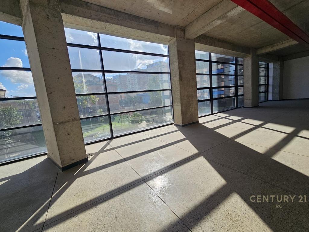 Godinë 10-Katëshe për Qira në Rrugën e Kavajës – 4 500 m² Ndërtim
